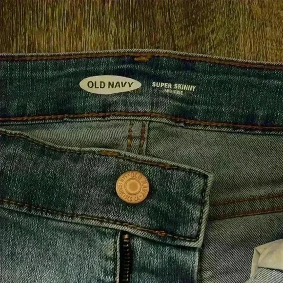 Old Navy Woman’s jeans size 6 - Picture 2 of 4